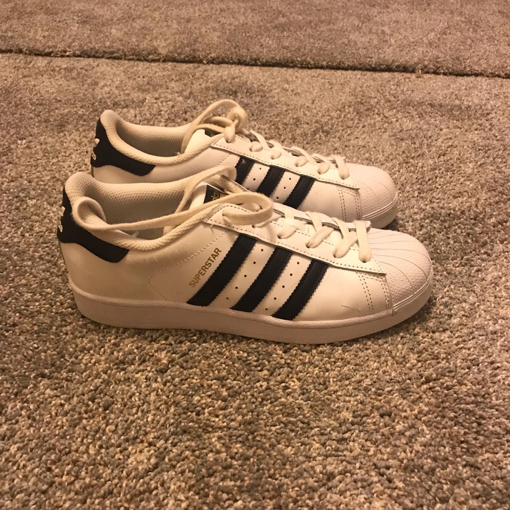 Tennis shoes
